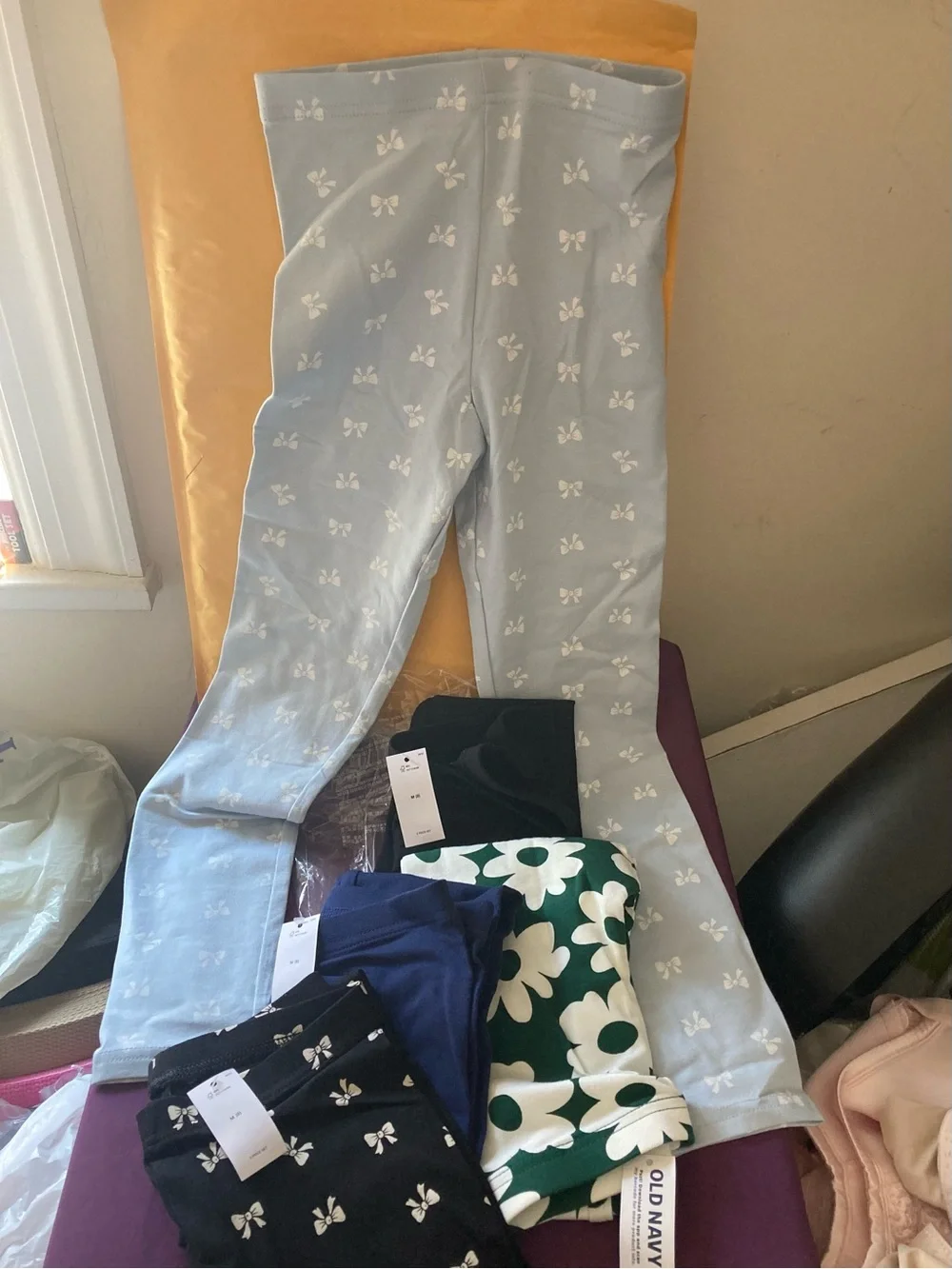 5 pairs of Old Navy Light Blue Leggings with White Bow Print size Medium/8